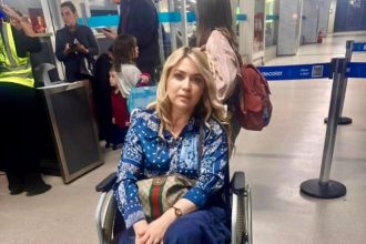 cantora-gospel-elaine-de-jesus-fratura-tornozelo-apos-pular-de-palco-para-escapar-da-queda-de-telao