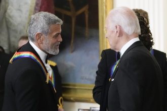 george-clooney,-michael-douglas-e-mais-famosos-pedem-para-que-joe-biden-desista-de-reeleicao