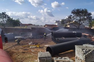 incendio-atinge-deposito-e-destroi-canos-da-brk-ambiental-em-araguaina