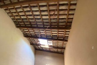 idoso-sobe-em-telhado-para-fazer-reparos-e-morre-apos-estrutura-ceder-e-abrir-buraco