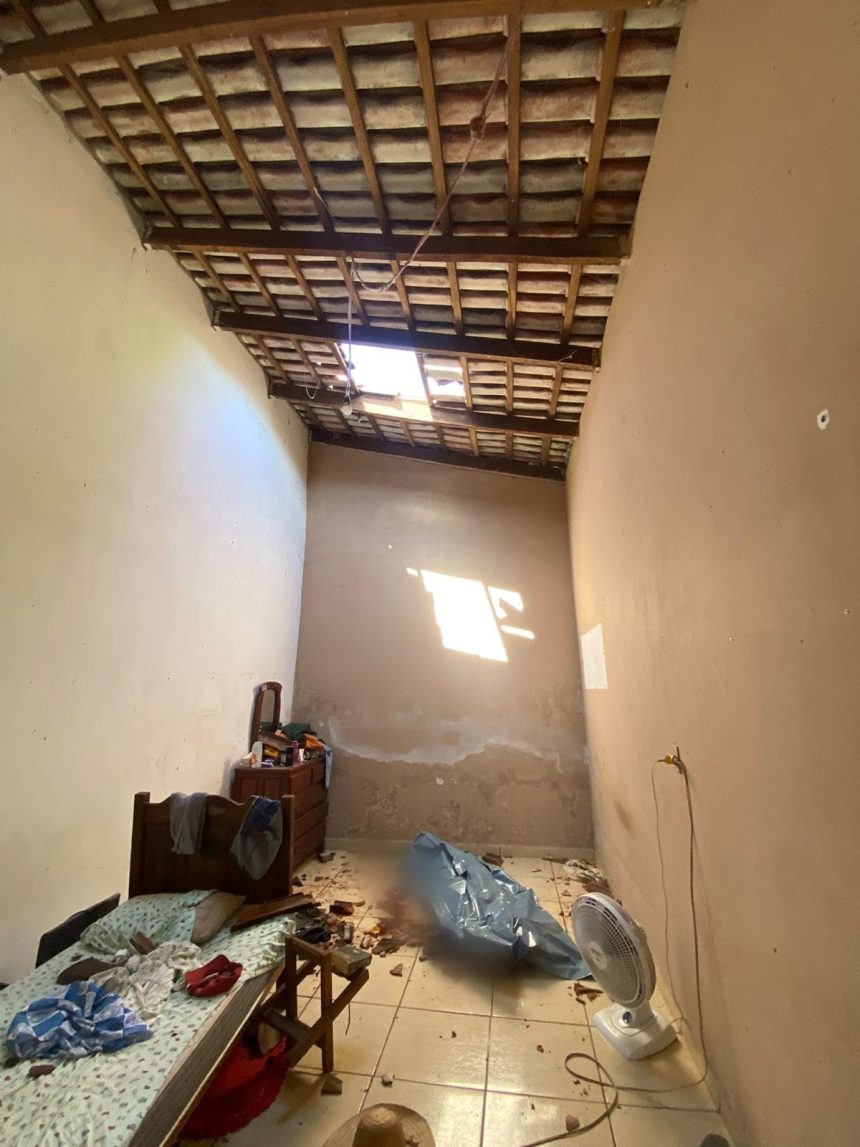 idoso-sobe-em-telhado-para-fazer-reparos-e-morre-apos-estrutura-ceder-e-abrir-buraco