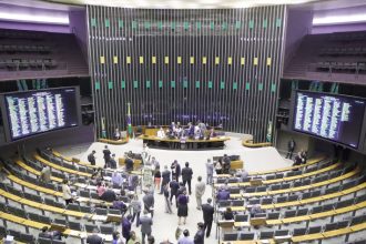 em-debate-sobre-pec,-deputados-divergem-sobre-anistia-a-partidos-e-elogiam-cota-para-candidatos-negros