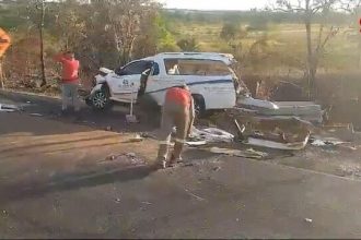 caixao-cai-na-pista-apos-carro-de-funeraria-se-envolver-em-engavetamento-com-mais-tres-veiculos;-video
