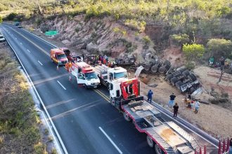 mulher-morre-soterrada-por-soja-apos-carreta-capotar-na-br-242