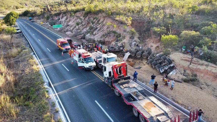 mulher-morre-soterrada-por-soja-apos-carreta-capotar-na-br-242