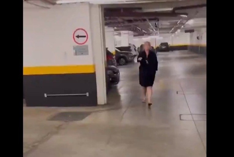 aposentada-que-fez-ataques-racistas-contra-eddy-junior-e-condenada-a-deixar-edificio-em-sp