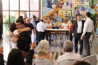 parentes-e-amigos-se-despedem-do-ex-deputado-toto-cavalcante-em-velorio-no-palacio-araguaia