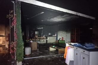casal-de-empresarios-e-resgatado-pelos-bombeiros-apos-ficar-preso-dentro-de-loja-em-chamas;-video