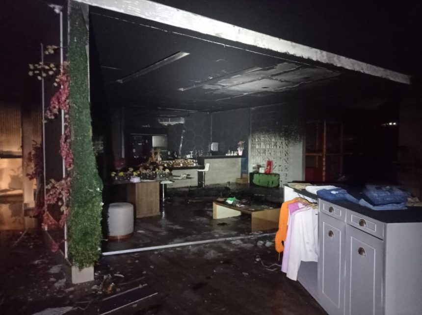 casal-de-empresarios-e-resgatado-pelos-bombeiros-apos-ficar-preso-dentro-de-loja-em-chamas;-video