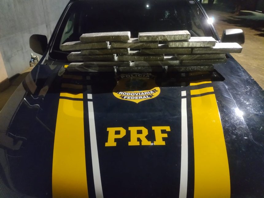 passageiro-de-onibus-e-preso-com-mais-de-15-quilos-de-maconha-na-mochila,-diz-prf