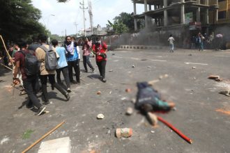 manifestantes-em-bangladesh-invadem-prisao-e-libertam-centenas-de-presos