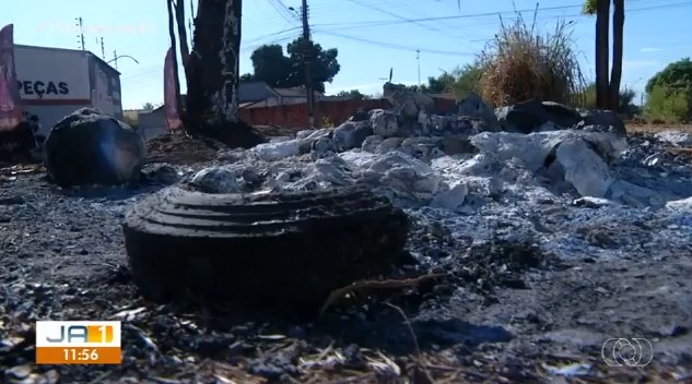 camera-flagra-homem-colocando-fogo-em-lixeira-publica-de-palmas