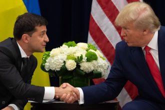 pelo-telefone,-trump-promete-a-zelensky-‘acabar-com-a-guerra’