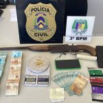 tres-suspeitos-sao-flagrados-com-r$-15-mil,-drogas-e-cartoes-de-credito-durante-operacao-policial