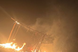 novo-barraco-pega-fogo-na-mesma-praia-onde-mulher-confundiu-agua-com-alcool-e-causou-explosao;-veja-video