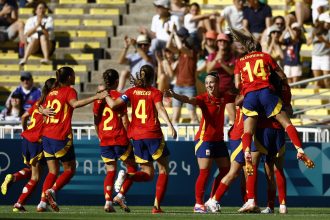 campea-mundial-e-favorita-ao-ouro,-espanha-estreia-com-vitoria-de-virada-no-futebol-feminino