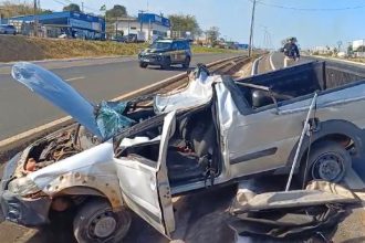 motorista-fica-ferido-apos-capotar-carro-e-bater-em-poste-na-br-153