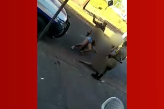 policiais-militares-empurram-e-batem-em-mulheres-com-tapas-e-socos-durante-abordagem;-video