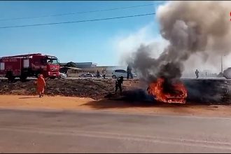 video:-carro-pega-fogo-apos-acidente-com-caminhonete-na-br-010-e-uma-pessoa-morre-carbonizada