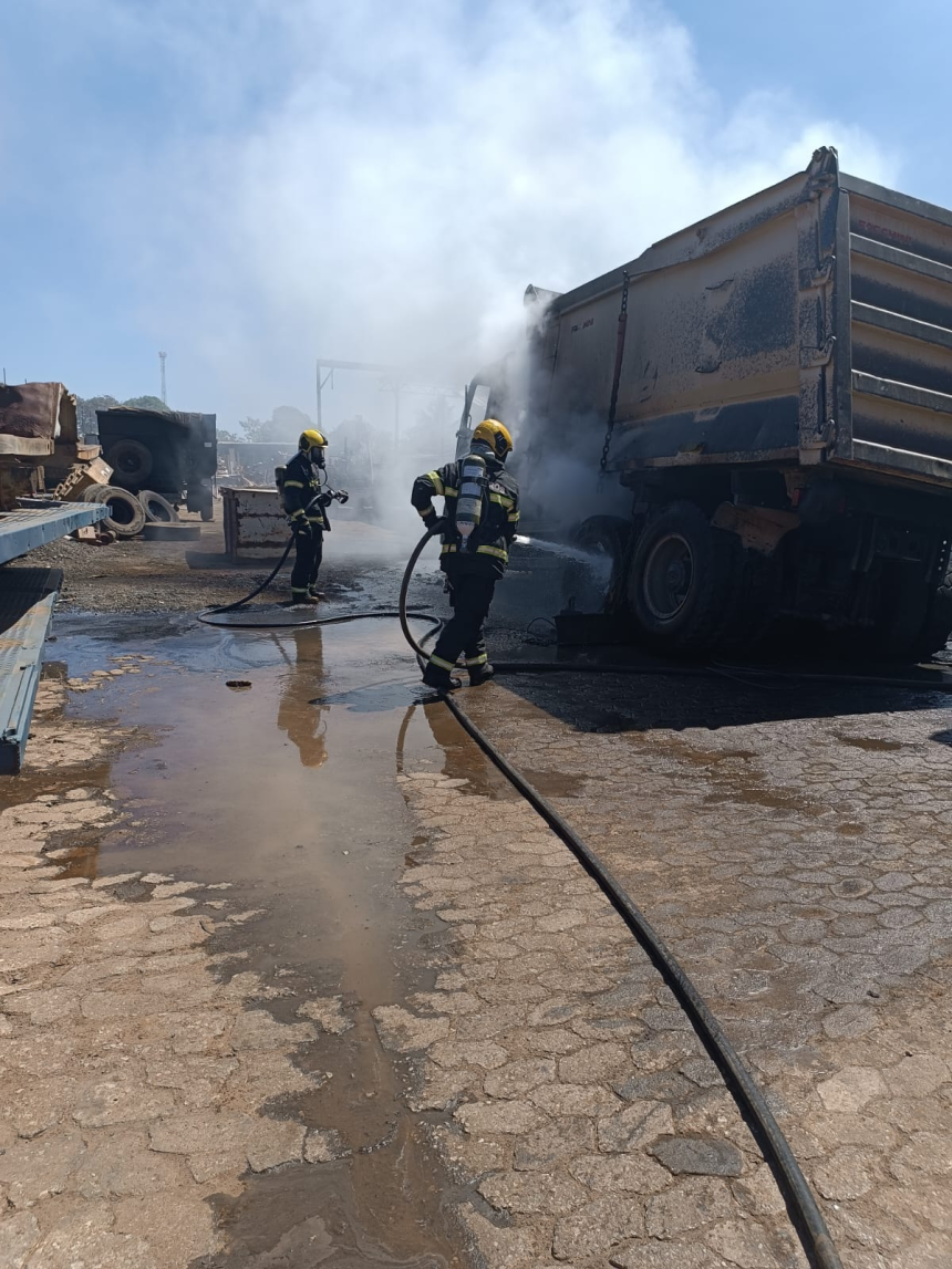 motor-de-caminhao-pega-fogo-e-chamas-atingem-equipamentos-de-oficina