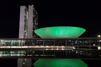 camara-tem-iluminacao-verde-pelo-dia-de-conscientizacao-e-combate-ao-cancer-de-cabeca-e-pescoco