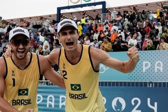 andre-e-george-sobram-na-estreia-do-volei-de-praia-em-paris-2024