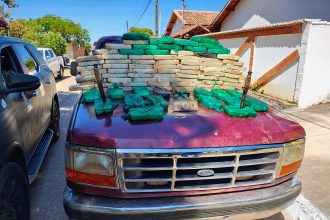 pacotes-de-cocaina-avaliados-em-mais-de-r$-4-milhoes-sao-encontrados-em-fundo-falso-de-caminhonete