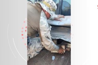 video-mostra-momento-em-que-policiais-encontram-mais-de-r$-4-milhoes-em-drogas-em-fundo-falso-de-caminhonete
