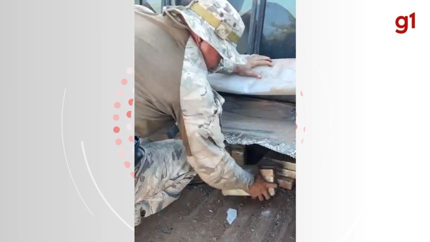 video-mostra-momento-em-que-policiais-encontram-mais-de-r$-4-milhoes-em-drogas-em-fundo-falso-de-caminhonete