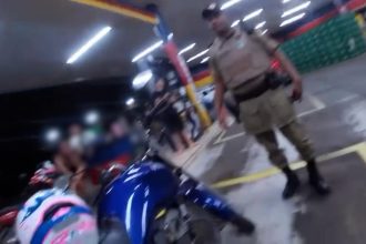 policial-xinga-e-ameaca-dono-de-moto-durante-abordagem-de-transito:-‘te-meto-a-mao-na-cara’