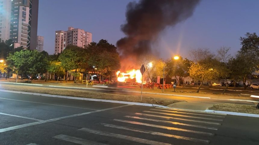 trailer-de-lanches-pega-fogo-e-fica-destruido-em-avenida-de-palmas;-veja-video