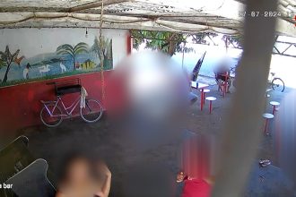gravida-tira-faca-do-sutia-e-esfaqueia-mulher-em-bar;-video