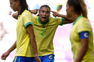 futebol-feminino-perde-para-a-espanha,-mas-avanca-para-as-oitavas