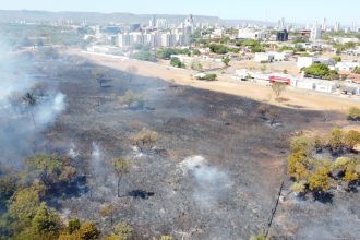 incendio-atinge-114-mil-metros-quadrados-de-area-verde-e-fumaca-se-espalha-por-quadras-da-regiao