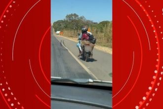 video:-motociclista-e-flagrado-transportando-veado-morto-na-garupa-de-moto-em-rodovia-federal