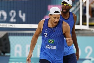 volei-de-praia:-evandro-e-arthur-avancam-para-as-oitavas-em-paris