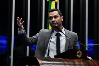 correios-pedem-que-pf-investigue-senador-que-invadiu-centro-de-distribuicao-em-mg