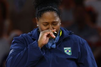 judoca-beatriz-souza-conquista-o-primeiro-ouro-brasileiro-em-paris