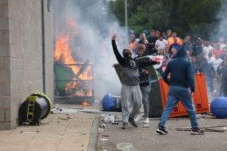 o-que-se-sabe-sobre-os-protestos-violentos-da-direita-radical-no-reino-unido