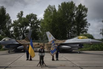 ucrania-recebe-cacas-f-16-enviados-pelos-aliados,-diz-zelensky;-aeronaves-ja-estao-em-operacao