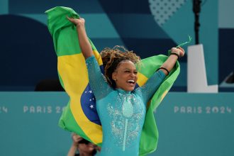 repercussao:-jornais-americanos-destacam-saudacao-de-biles-e-de-jordan-chiles-a-rebeca-andrade-no-ouro-olimpico