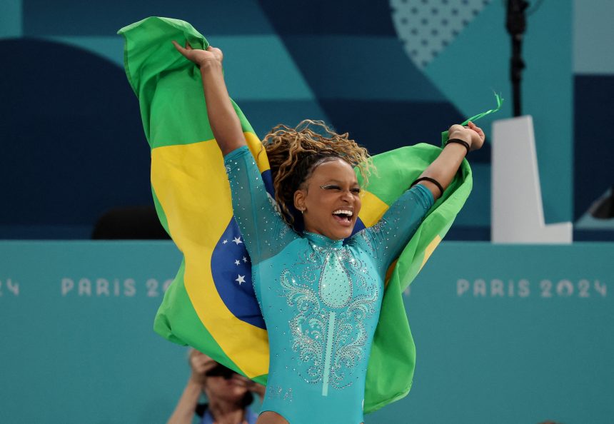 repercussao:-jornais-americanos-destacam-saudacao-de-biles-e-de-jordan-chiles-a-rebeca-andrade-no-ouro-olimpico