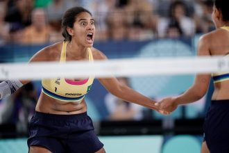 volei-de-praia:-duda-e-ana-patricia-garantem-vaga-nas-quartas-em-paris