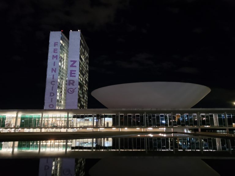 predio-do-congresso-recebe-projecao-pelo-fim-da-violencia-contra-a-mulher