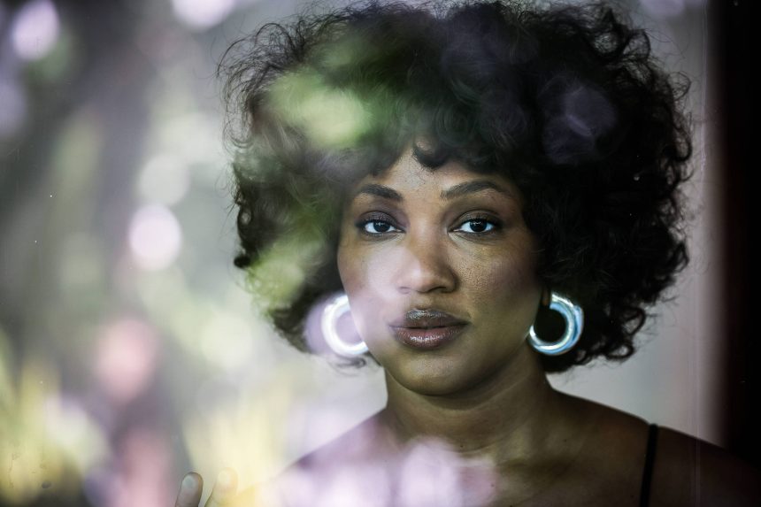 luedji-luna-leva-afetividade-negra-ao-rock-in-rio-e-lanca-festa-de-soul,-jazz-e-r&b