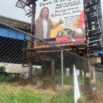 tinder-das-antigas:-americano-de-28-anos-gasta-r$-6,3-mil-em-outdoor-para-buscar-namorada