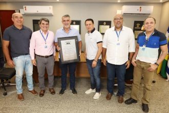 amelio-cayres-e-homenageado-pelo-sindicato-dos-servidores-da-assembleia