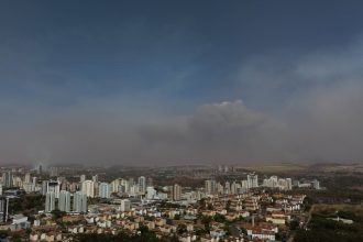 incendios-cobrem-cidades-de-sp-de-fumaca-e-fecham-rodovias,-e-gestao-tarcisio-cria-gabinete-de-crise
