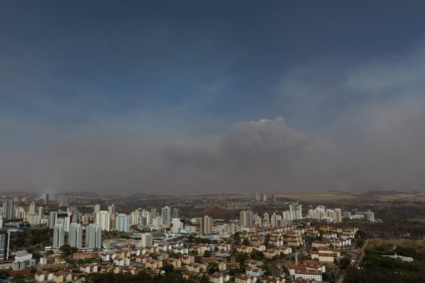 incendios-cobrem-cidades-de-sp-de-fumaca-e-fecham-rodovias,-e-gestao-tarcisio-cria-gabinete-de-crise