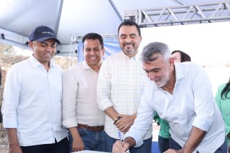 amelio-cayres-prestigia-assinatura-de-convenio-para-construcao-de-duas-escolas-de-tempo-integral